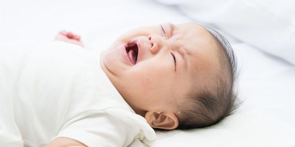 Почему ребенок спит с открытыми глазами