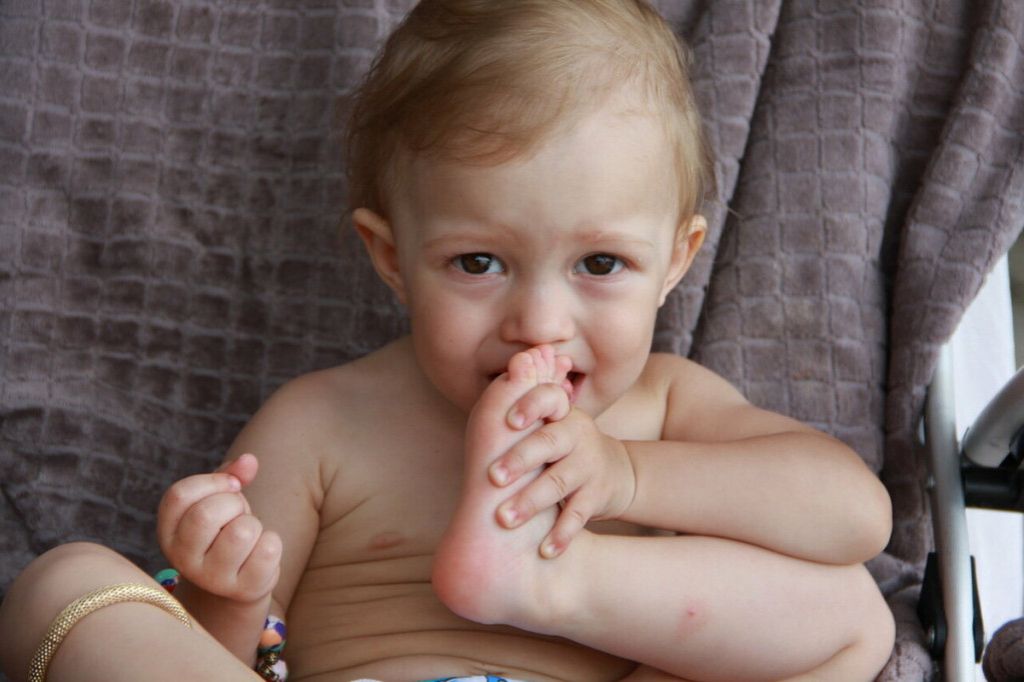 Ребенок в 2 месяца сосет кулак или палец – почему что делать