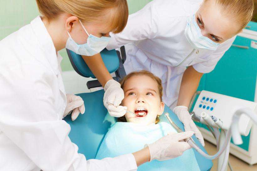 Стоматолог рассказал о главных вопросах в лечении детских молочных зубов и их решении