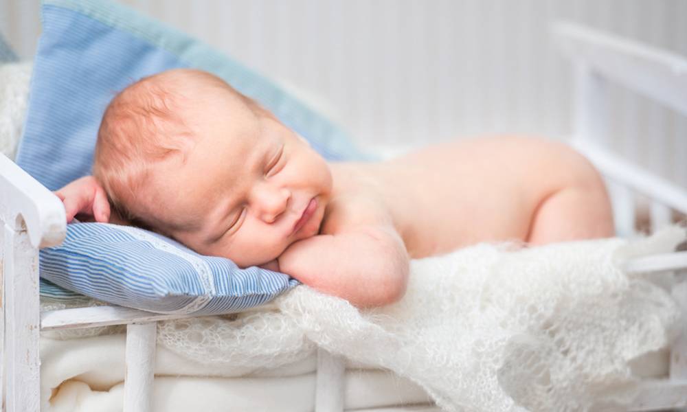 Что заставляет новорожденного улыбаться во время сна | салид