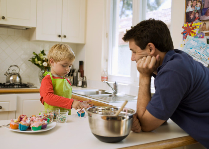 Чем занять годовалого ребенка на кухне, пока мама занята