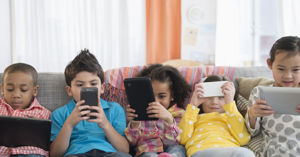 Влияние телевизора на ребёнка любого возраста. ребёнок всё время играет в игры на телефоне или компьютере? ребёнок долго смотрит планшет? влияние гаджетов на здоровье и психику детей всех возрастов | жл