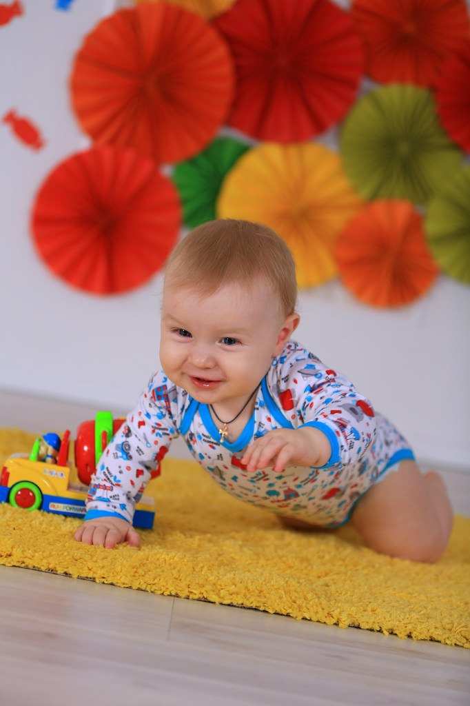 Если ребенок в 7-8 месяцев не сидит и не ползает, надо ли паниковать? - beautyvertebro.com