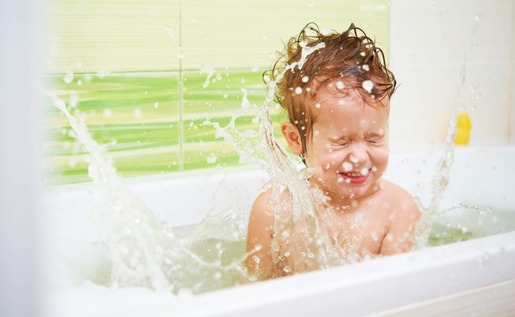 Почему ребенок боится мыть голову и что делать?
