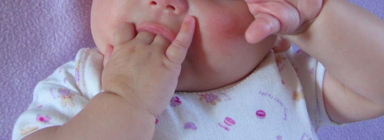 Ребенок сосет пальчики - причины, диагностика и лечение