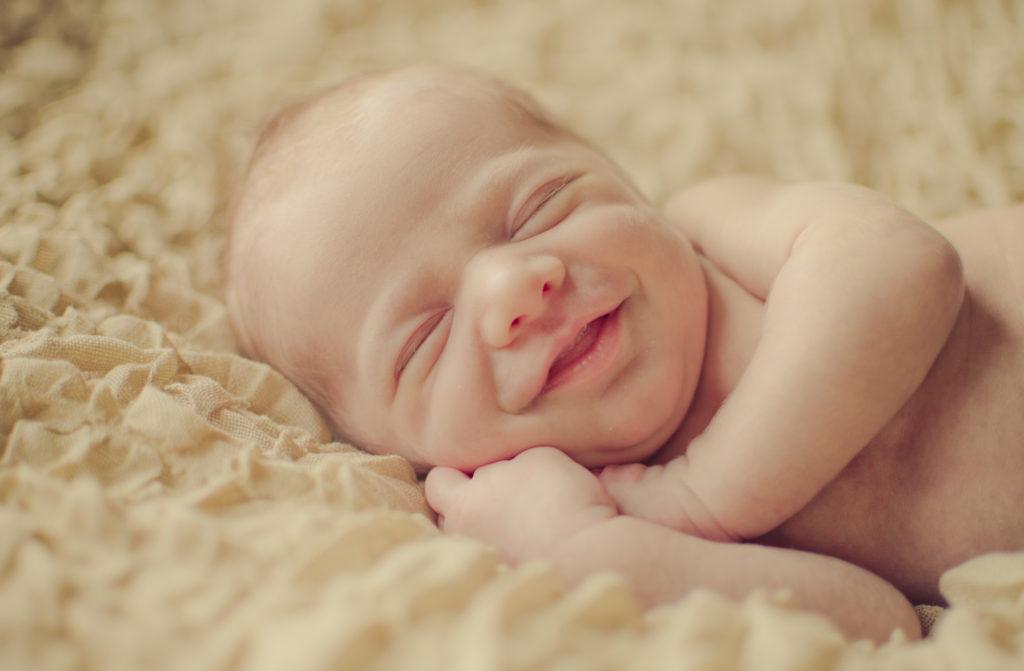 Что заставляет новорожденного улыбаться во время сна | салид