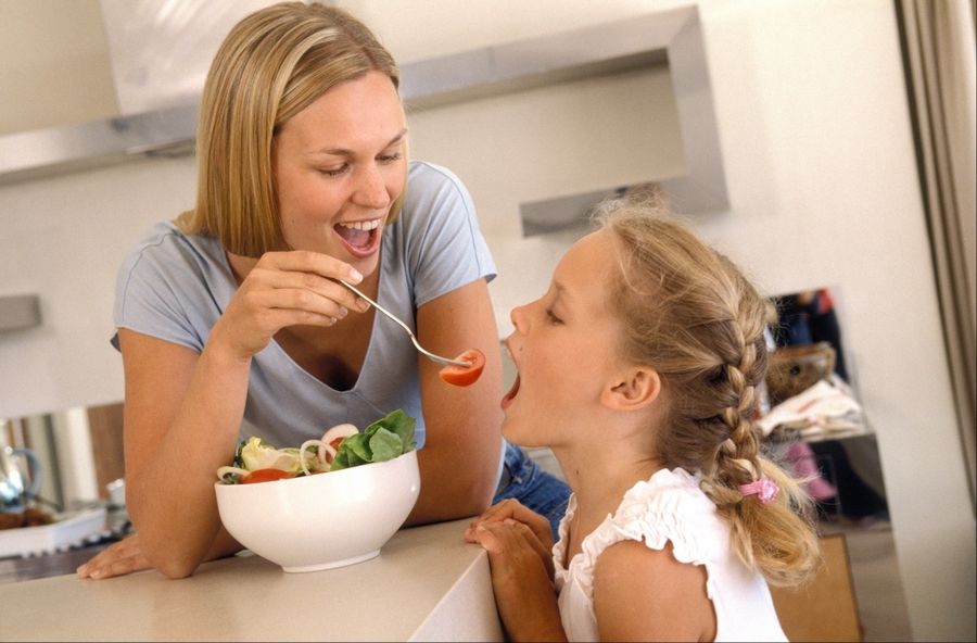 Ребенок не хочет есть. как накормить ребенка после года? сколько раз в день кормить ребенка после года