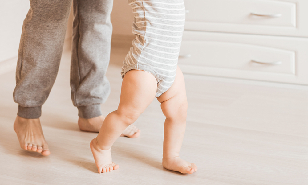 Когда ребенок начинает ходить: первые шаги малыша