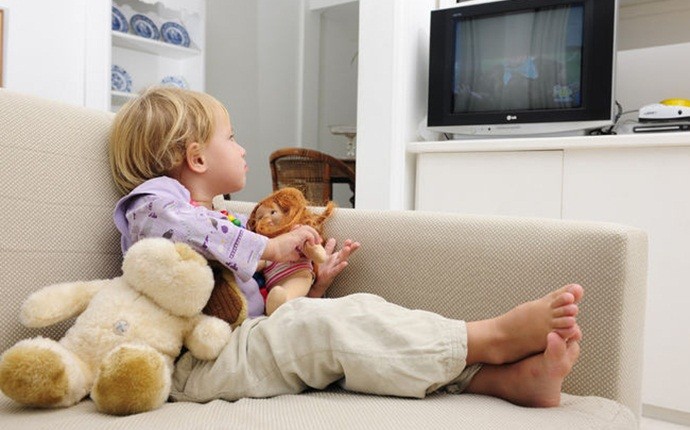 Ребенок смотрит телевизор: нормально ли это