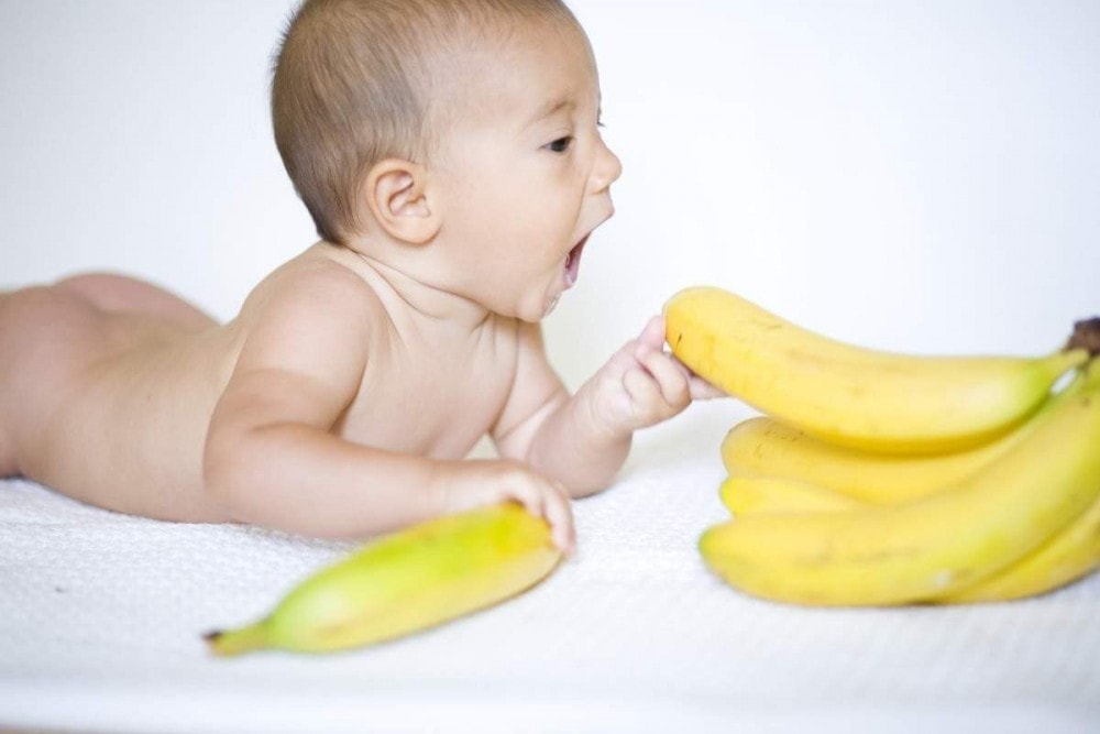 Можно ли употреблять бананы женщине в период грудного вскармливания и как влияет этот фрукт на новорожденного в первый и второй месяц жизни?