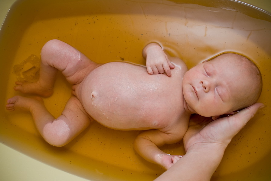 Марганцовка для купания новорожденных: правила использования