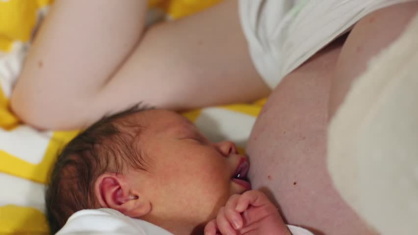 Причины запрокидывания головы у новорожденных