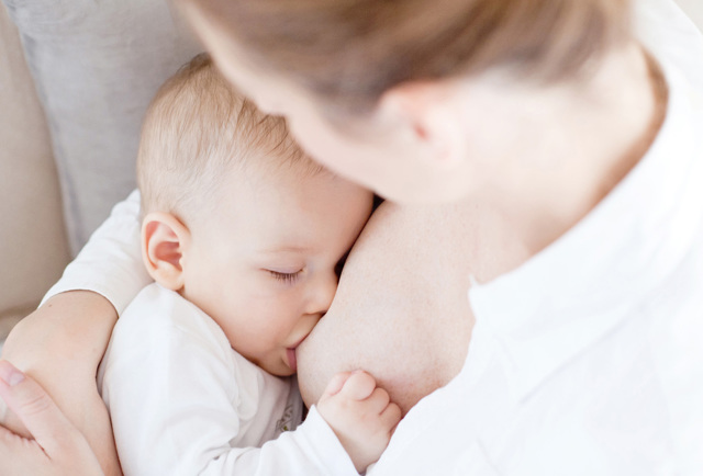 Нужно ли будить новорожденного ночью для кормлений и почему