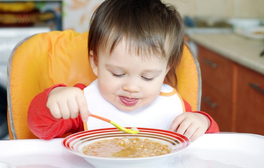 Как и чем кормить ребенка после года и до 1,5 лет, продукты питания, меню | азбука здоровья