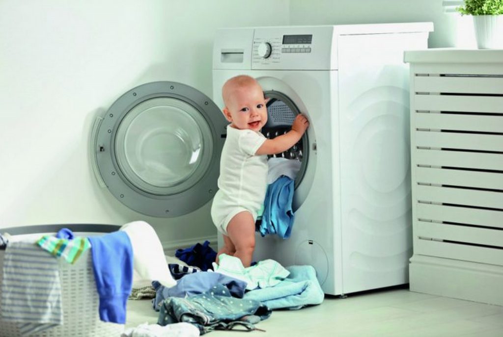 Чем и как стирать вещи для новорожденного