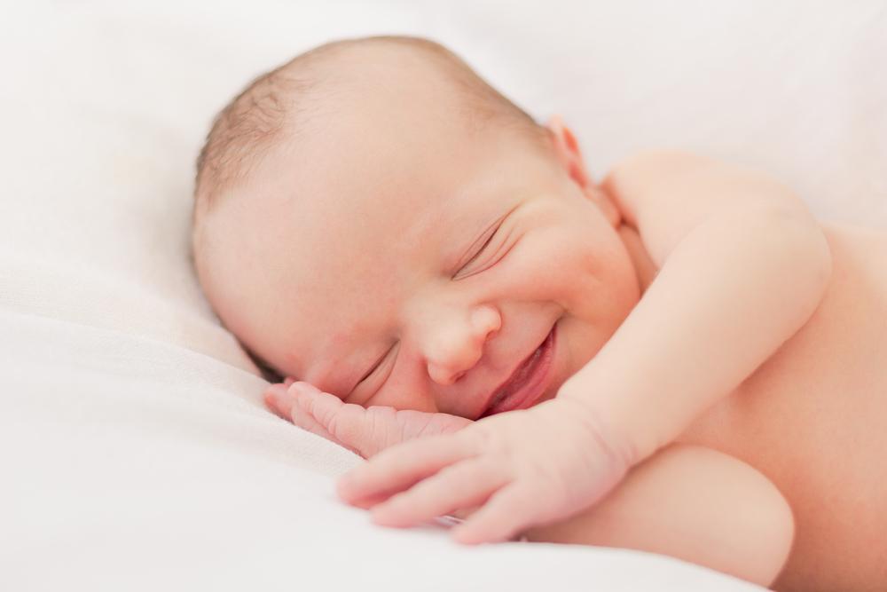Когда новорожденные начинают видеть и слышать: нормы развития