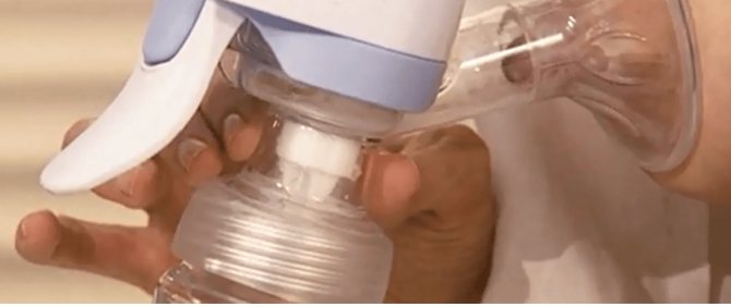 Как правильно сцеживать грудное молоко руками: инструкция