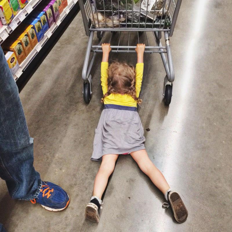 Как отучить ребенка от истерик в магазине. ребенок в истерике