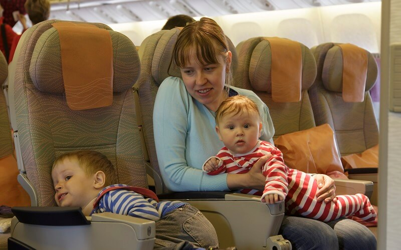 Комфорт на высоте: какие места в самолете лучше выбрать, если вы летите с ребенком