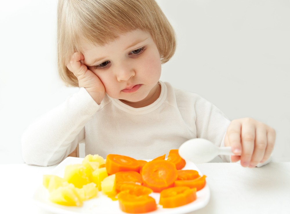 Почему ребенок мало ест: как исправить ситуацию