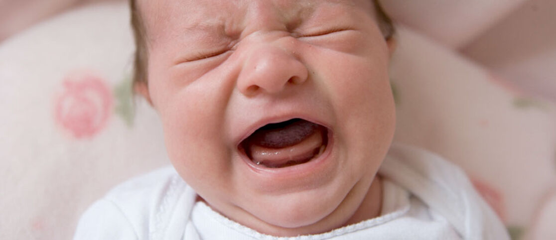 Младенец плачет. Новорожденный ребенок плачет. Фото родившихся младенцев плачет. Ревущие дети младенцы в зелёном.