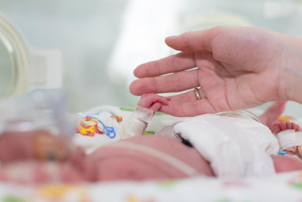 Недоношенный новорождённый ребёнок: особенности развития и ухода