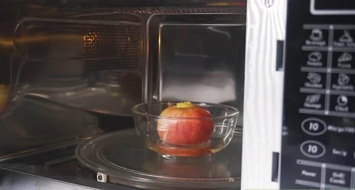 Как запечь яблоки в микроволновке, чтобы они были сочными?