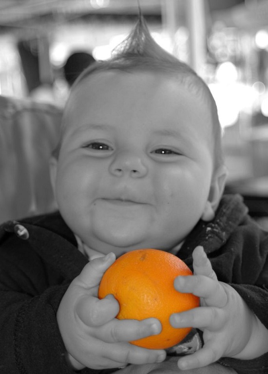 С какого возраста можно давать ребенку апельсин: когда вводить в прикорм, можно ли дать в год, сок