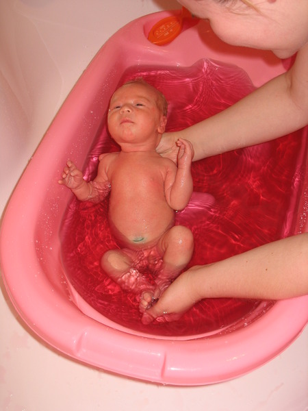 Купание новорожденного в розовой водичке: как правильно развести марганцовку?
