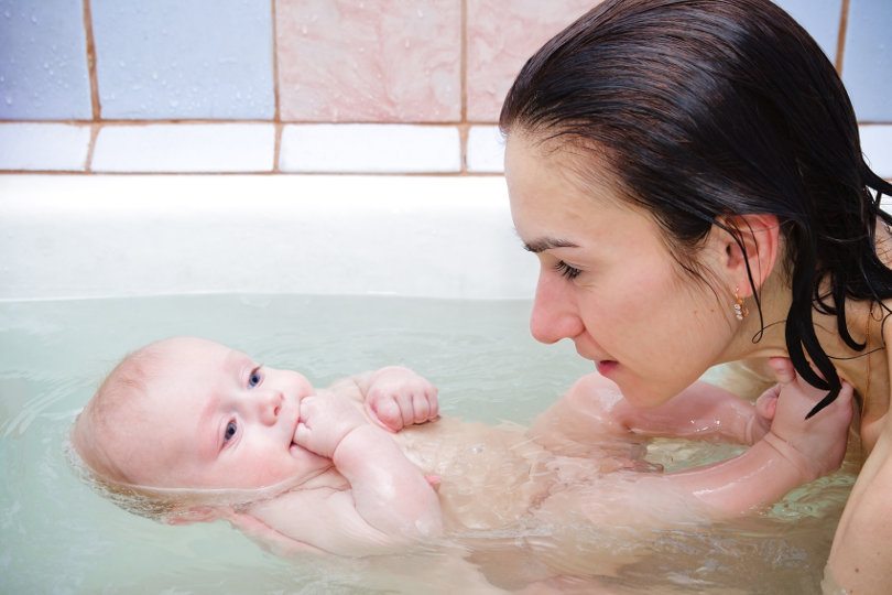 Можно ли купаться в одной ванне вместе с новорожденным? Мнение врачей и мамочек