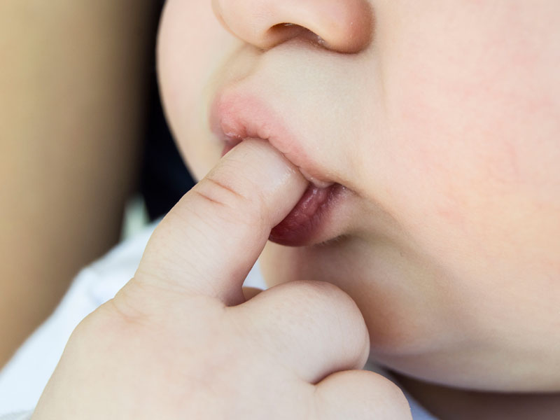 Палец в рот не клади! как отучить ребенка от сосания пальца