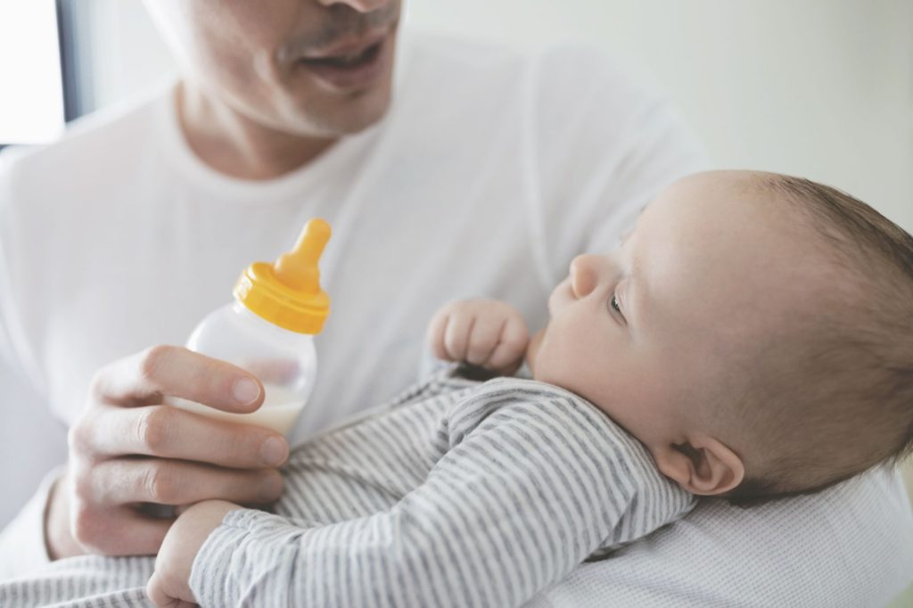 Почему новорожденный ребенок срыгивает молоко + топ-5 советов