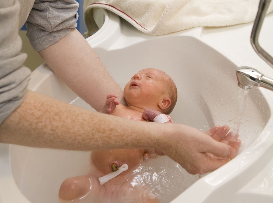 Как подмывать мальчика новорожденного?