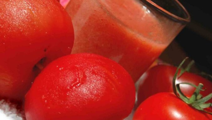 Можно ли томатный сок при беременности, почему на него тянет, польза и вред