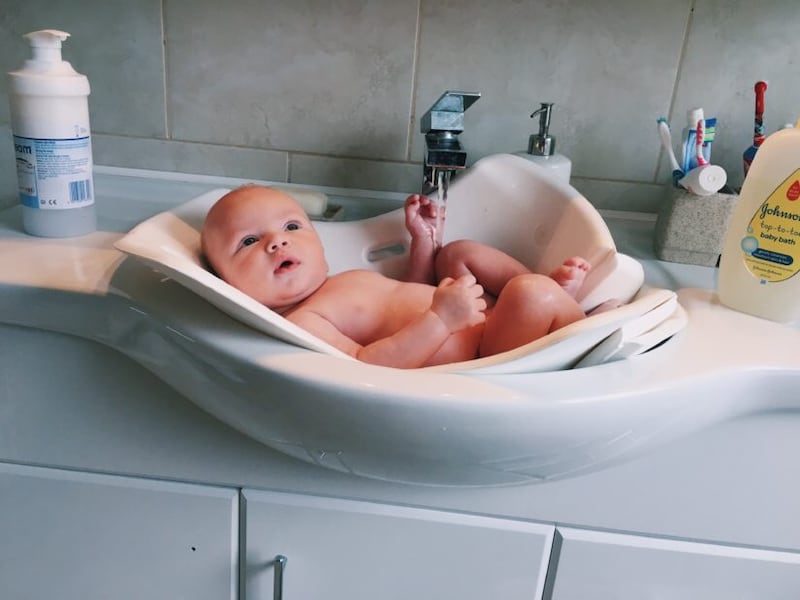 Как держать новорожденного при подмывании?