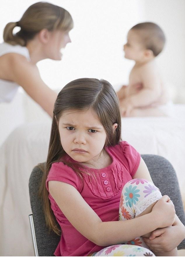 Почему старший ребенок ревнует к младшему? Что делать родителям?