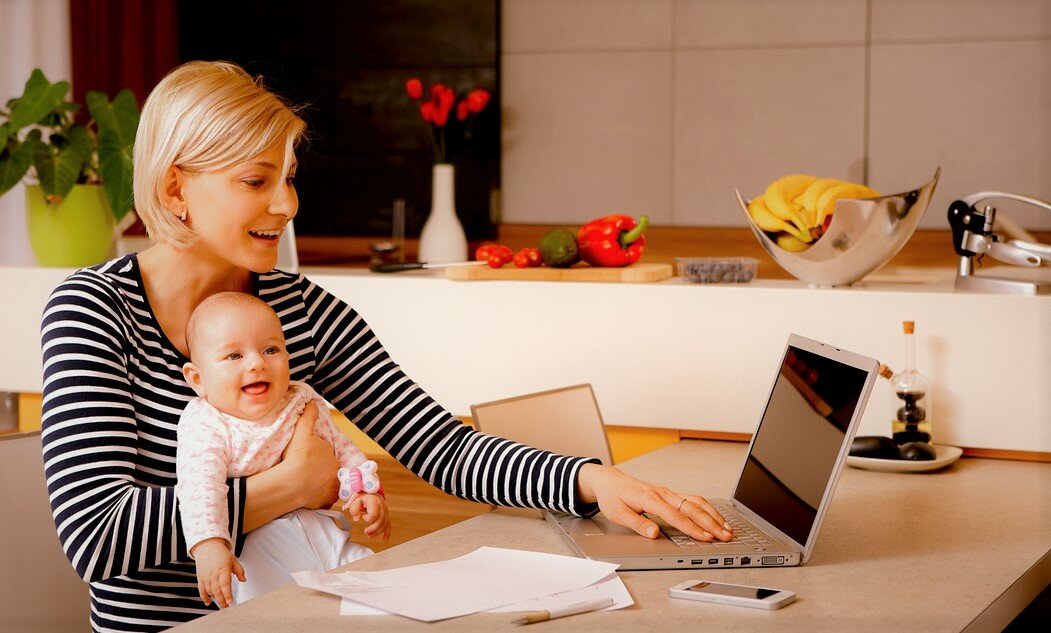 Как заработать в декрете: лучшие способы заработка для мам