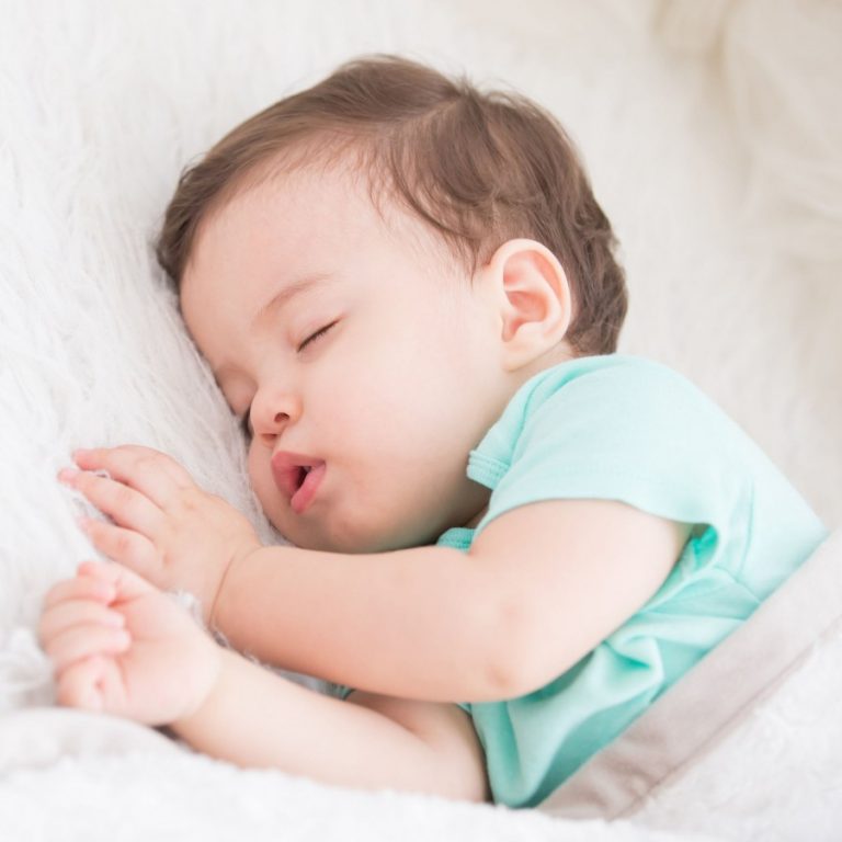 Ребенок с трудом засыпает на ночь: разбираем причины