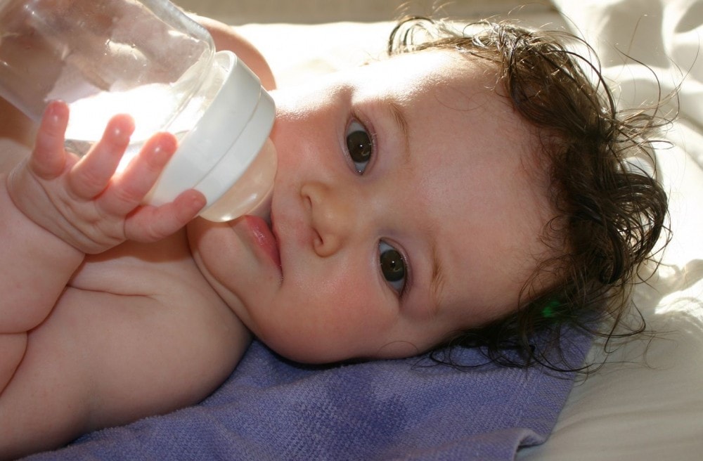 Вода для приготовления детской смеси: нужно ли кипятить детскую воду для смеси?