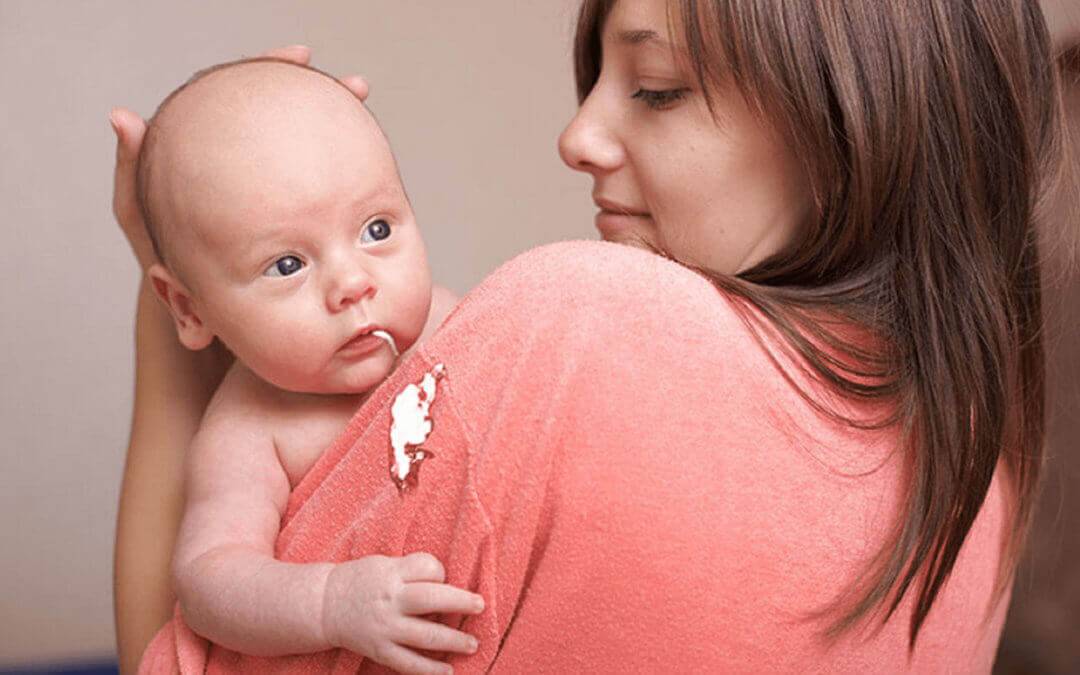 Срыгивания у новорожденных: когда они опасны