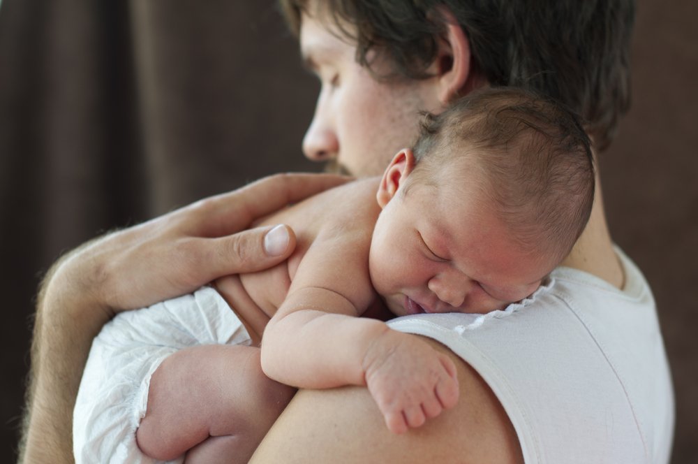 Как правильно держать новорожденного малыша на руках?