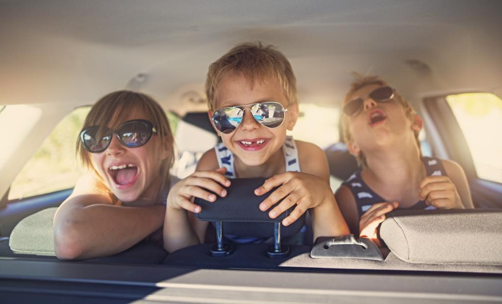 Чем занять ребенка в дороге: 20 интересных способов