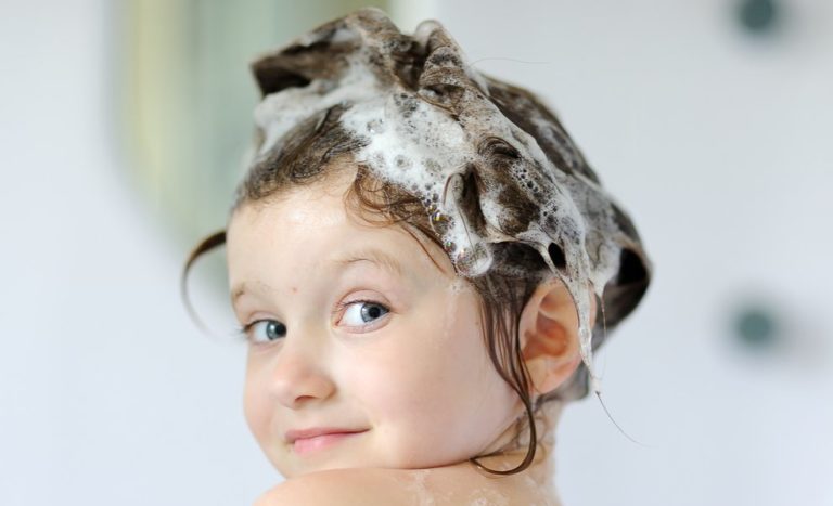 Почему ребенок боится мыть голову?