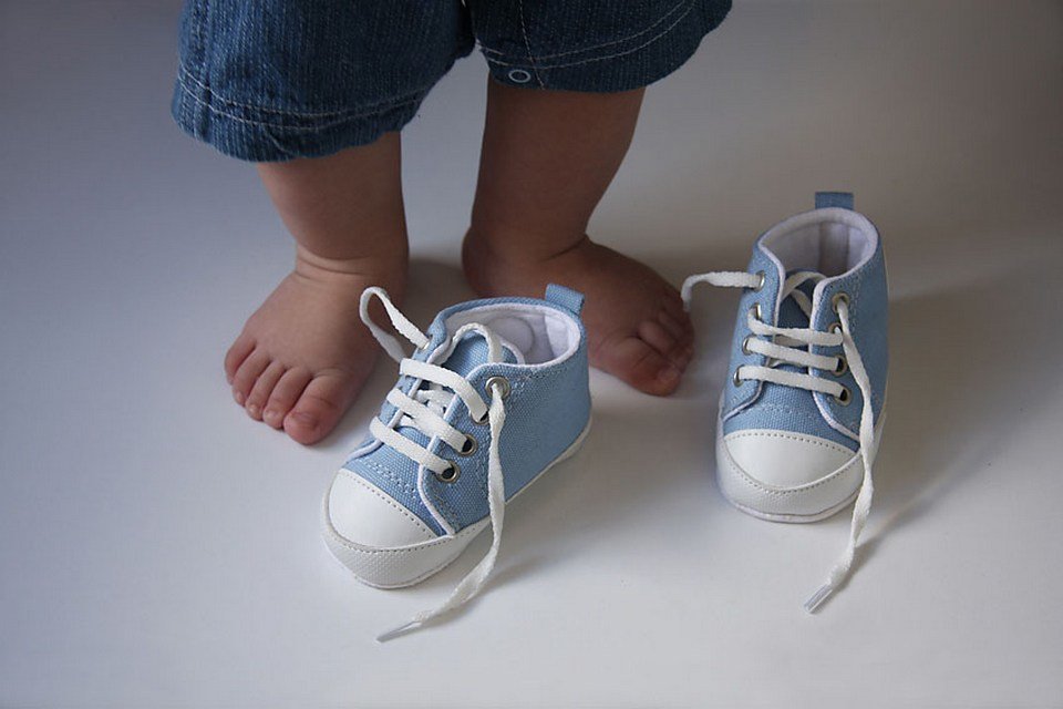 Ребенок в обуви