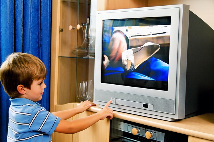 Почему детям до 2 лет нельзя смотреть телевизор и играть с гаджетами. наш ребенок.