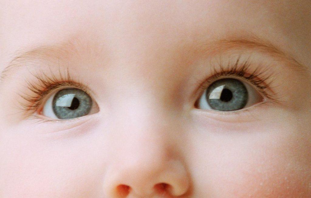 Когда меняется цвет глаз у новорожденного ребенка: что на это влияет