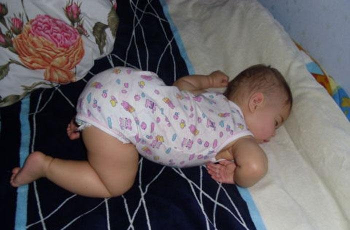 Можно ли новорожденному спать на спине или на животе?