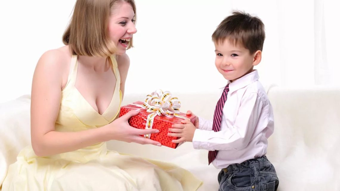 Что подарить ребенку на новый год 2018 - 24 идеи подарка девочке и мальчику