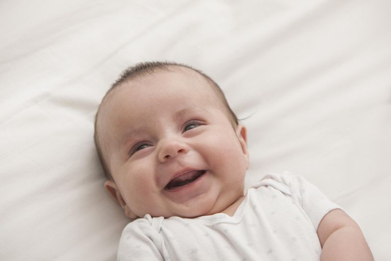 Когда новорожденные начинают улыбаться