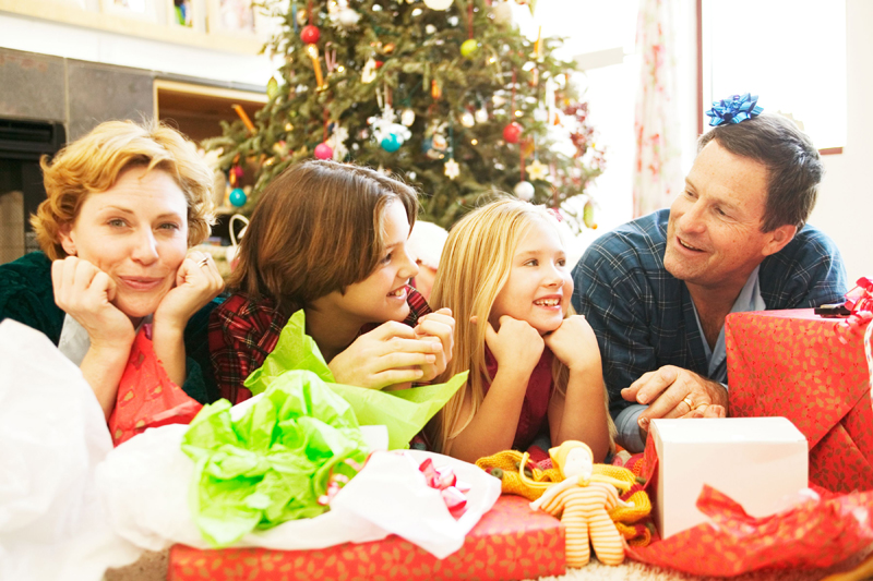 Новый год с семьей: традиции семейного праздника, новогодние подарки и интересные идеи празднования